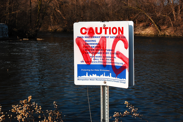A warning sign on the bank of the Chicago Rive
